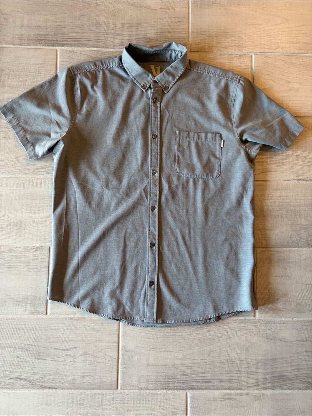 Vuori Men's Bridge Short-Sleeve Button-Down Shirt in Charcoal Gray